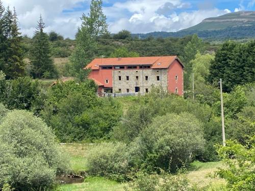 SoncilloCasa Rural Molino de Luna的田野中间的一座旧建筑