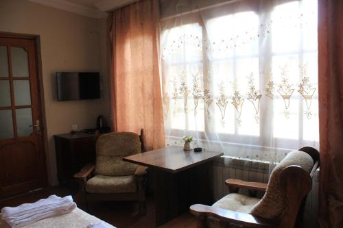 第比利斯Valiko的客房设有带桌椅的窗户。