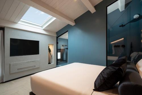西维尔诺瓦·马尔凯Agio Comfy Place的一间带大床和电视的卧室