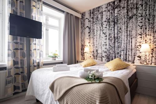 凯乌鲁IK Hotel & Camping的一间卧室配有一张床,其中配有电视