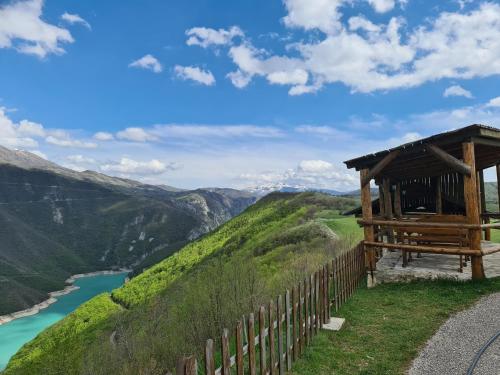 RudiniceEtno selo Izlazak的河边小山上的木棚
