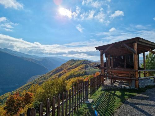 RudiniceEtno selo Izlazak的山边的木制凉亭