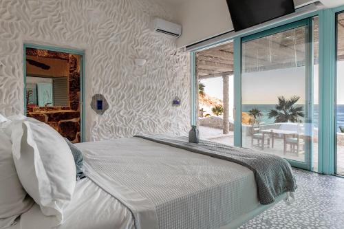 ManganariCalilo的一间卧室配有一张床,享有海景