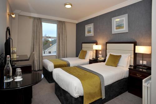 瑟勒斯安奈酒店的酒店客房设有两张床和窗户。