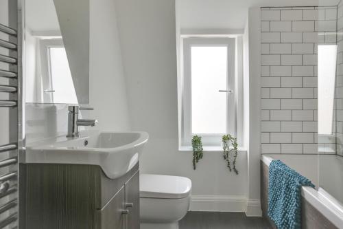 切姆Beautiful Chelmsford Apartment的白色的浴室设有水槽和卫生间。