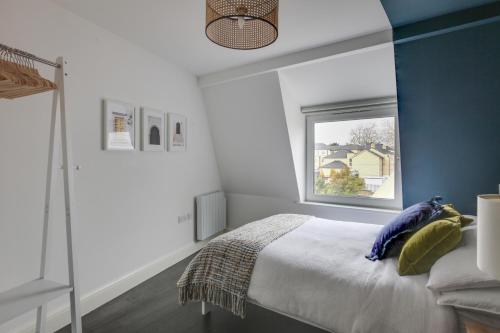 切姆Beautiful Chelmsford Apartment的一间卧室设有一张床和一个窗口