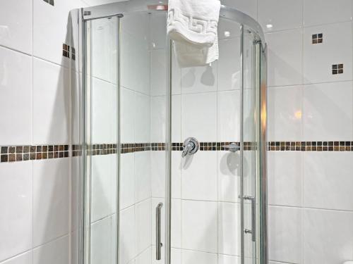 布莱克浦总统酒店 的带淋浴的浴室和玻璃门