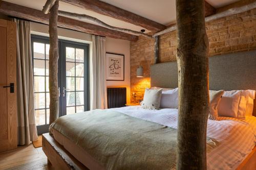 赛伦塞斯特Wild Thyme & Honey的一间卧室设有一张大床和一个大窗户