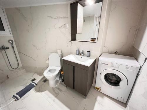 雅典Acropolis Select Flat的一间带洗衣机和洗衣机的小浴室
