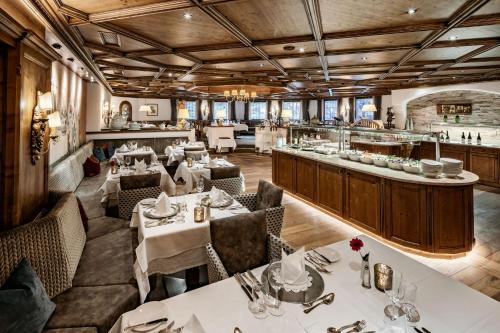 图克斯拉讷斯巴赫布鲁格美食酒店的一间带桌椅的餐厅和一间酒吧