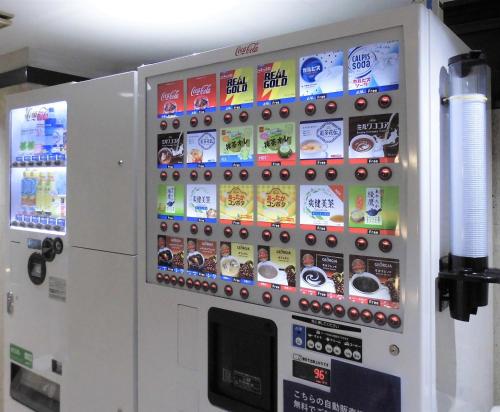 东京Olympic Inn Shibuya的自动售货机里装满了各种饮料