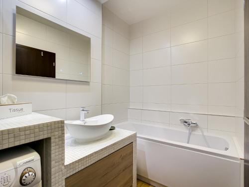 布达佩斯Duna terrace的白色的浴室设有水槽和浴缸。