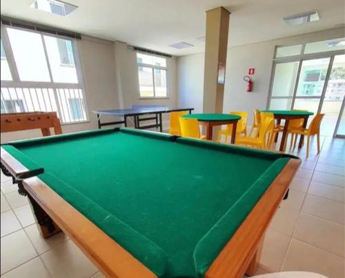 伊列乌斯Apartamento Praia dos Milionários 3 Quartos e Ar condicionado的配有桌椅的房间的台球桌