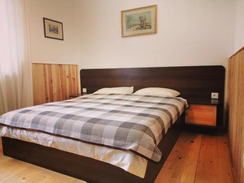 特鲁斯卡韦茨apartments BS的一间卧室配有一张大床和一张 ⁇ 子毯子