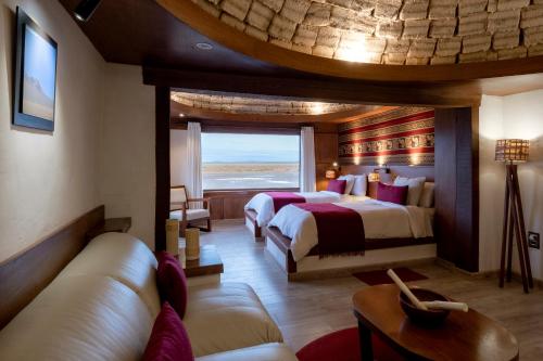 Colchani萨尔宫殿酒店的酒店客房,设有两张床和一张沙发