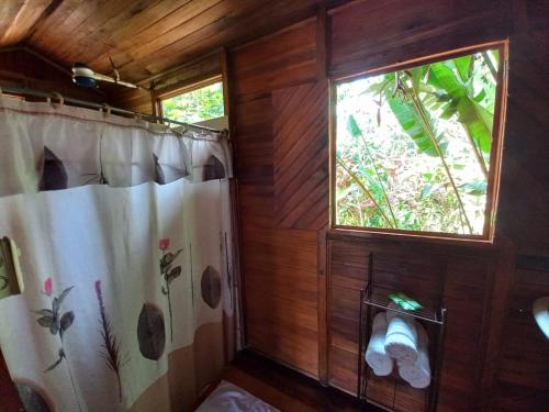 El AchioteCabañas Los Laguitos Rio Celeste的带淋浴帘和窗户的浴室