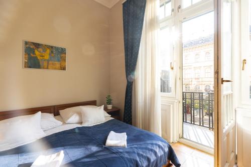 布达佩斯布达佩斯全景中心酒店的一间卧室设有一张床和一个大窗户