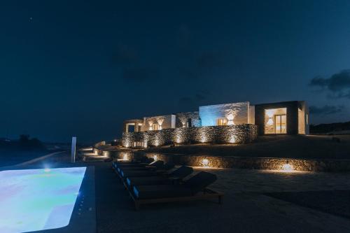 阿达玛斯Ventus di Milo的一座晚上设有游泳池的建筑