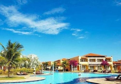 布希奥斯Búzios Beach Resort Residencial 1305的棕榈树和别墅度假村的游泳池