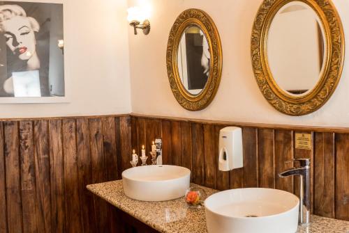 昆卡因卡日尔酒店的浴室设有两面镜子和盥洗盆