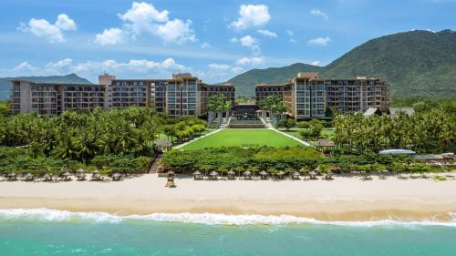 三亚三亚亚龙湾红树林度假酒店（巴厘岛热带风情最佳亲子度假酒店）的从海滩上欣赏到度假村的空中景色