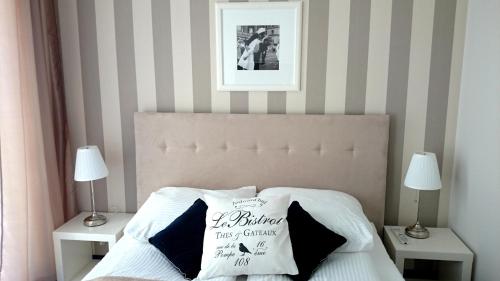 格丁尼亚维拉德鲁嘉4号住宿加早餐旅馆的一间卧室配有一张带2个床头柜和2盏灯的床。