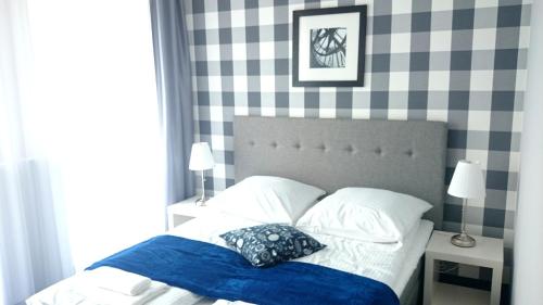 格丁尼亚维拉德鲁嘉4号住宿加早餐旅馆的卧室内的一张带两个枕头的床