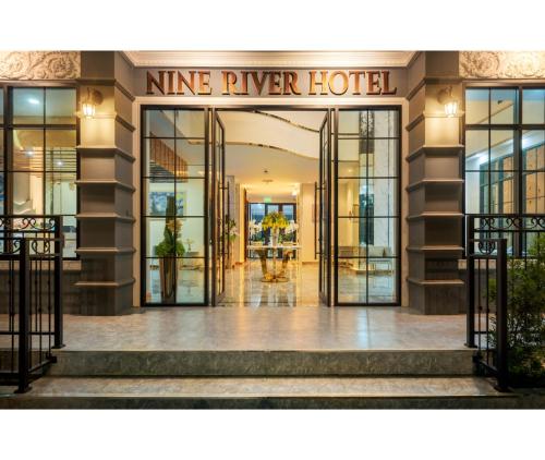 拉差汶里Nine River Hotel的大堂,有进入该河的入口