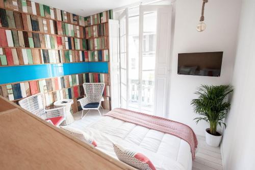 桑坦德桑坦德城市酒店的一间卧室配有一张床和一堵书墙
