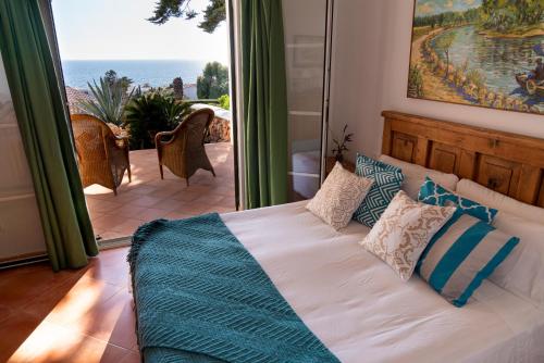 比尼贝卡VILLA BINIBECA LIFE的一间卧室设有一张床,享有海景