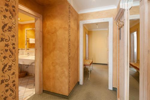 皮茨河谷圣莱昂哈德斯波特赛普尔维塔尔酒店的一间带水槽和镜子的浴室