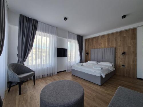 托米斯拉夫格拉德Motel BTG的一间卧室配有一张床、一把椅子和窗户。