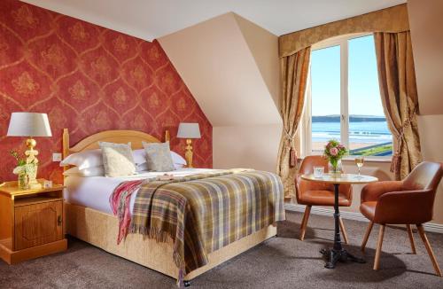 西班牙角贝尔桥楼酒店的酒店客房设有床和窗户。