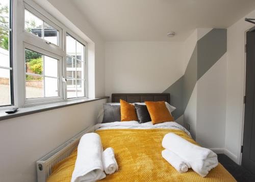 达宁顿堡Donington Cottage Apt 4的一间卧室配有一张床,上面有两条毛巾