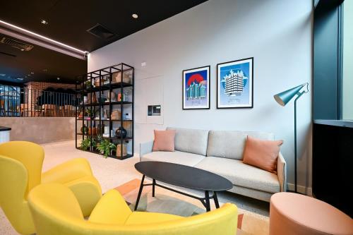 都柏林Staycity Aparthotels Dublin Mark Street的客厅配有沙发和椅子