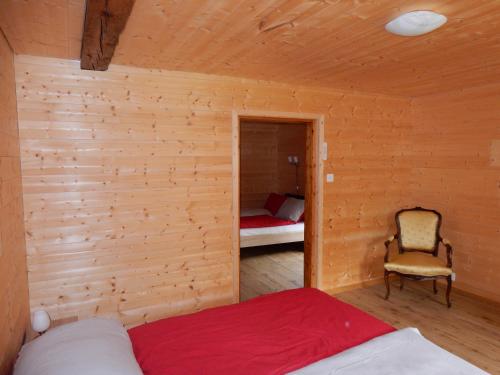 AsuelAu Cheval Blanc的一间卧室,卧室内配有一张床和一把椅子