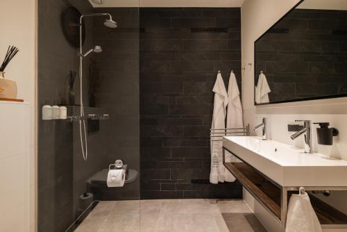 阿姆斯特丹Leidse Square 5 star Luxury Apartment的一间带水槽和淋浴的浴室