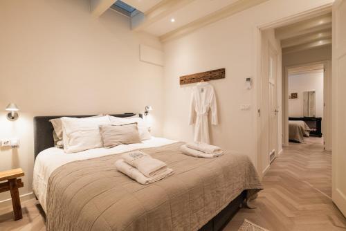 阿姆斯特丹Leidse Square 5 star Luxury Apartment的一间卧室配有一张大床和两条毛巾