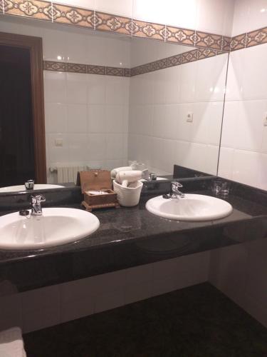 毕斯卡斯基拉尔酒店的一间带两个盥洗盆和大镜子的浴室