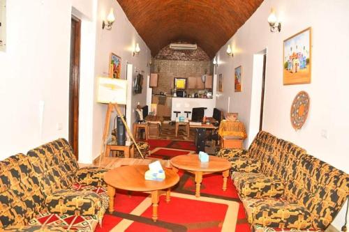 阿斯旺Om-Abdallah的带沙发和桌子的客厅