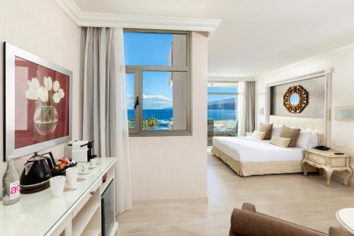 拉克鲁斯索尔科斯塔亚特兰蒂斯特内里费酒店的酒店客房设有一张床和一个大窗户