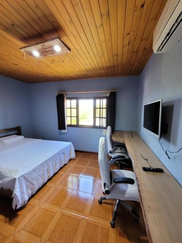 埃尔多拉多ELDOtown的一间卧室配有一张床和一张带电脑的书桌