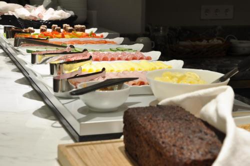 斯德哥尔摩Livington Hotel的自助餐,餐桌上有许多不同类型的食物