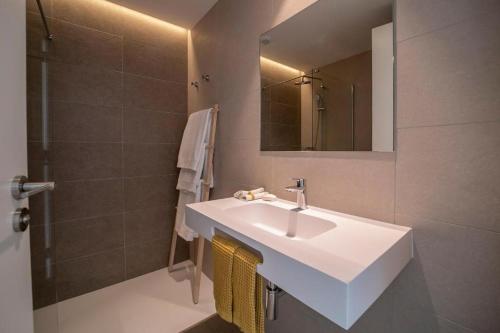 AbadesKora Nivaria Beach的浴室配有白色水槽和淋浴。