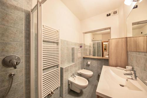 菲耶梅堡La pratolina piano terra的浴室配有卫生间、盥洗盆和淋浴。