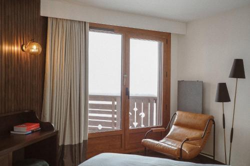 葱仁谷Le Val Thorens, a Beaumier hotel的酒店客房设有椅子和窗户。