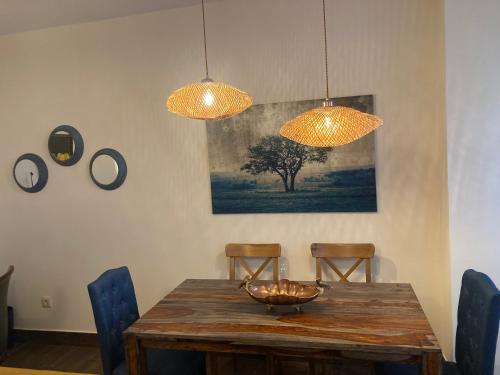 乌贝达La Charola的一间带木桌和两个灯的用餐室