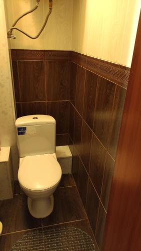 白采尔科维Водопійна 19 CityRooms的浴室配有白色卫生间和木墙