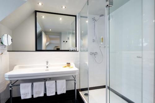 巴黎Hotel Vacances Bleues Provinces Opera的一间带水槽和淋浴的浴室