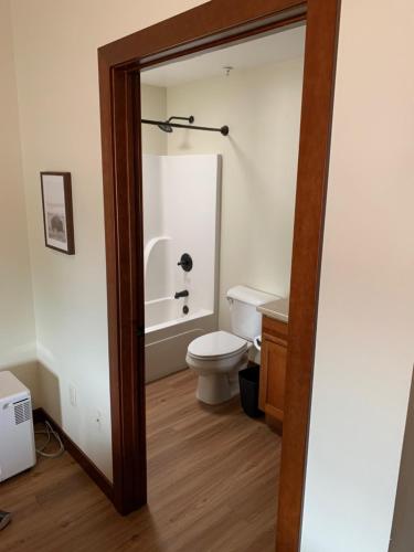 拉皮德城Stylish ground level apartment close to everything的浴室设有白色的卫生间和镜子